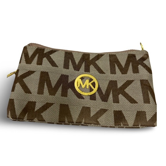 ⭐️SOLD⭐️Michael Kors Women’s Monogram Wristlet Wallet Brown / Tan - Picture 1 of 4
